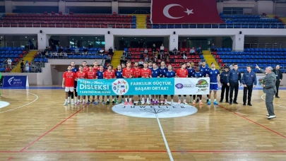 Disleksi farkındalığı için sahaya pankartla çıktılar: Farklılık Güçtür Başarı Ortak