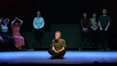 Giresun Belediyesi Şehir Tiyatrosu, Aziz Nesin’in Eserinden Uyarlanan Oyunla Festivalde İzleyicileri Büyüledi