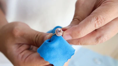 Evde kararmış gümüş takıları parlatmanın pratik yolları