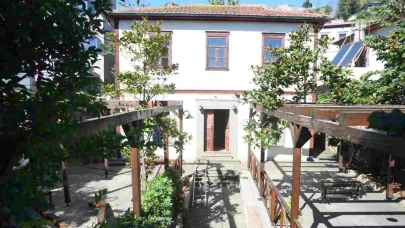 Kapu Mahallesi'nde bulunan Hanımeli Konağı, sunduğu hizmetlere devam ediyor