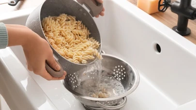 Makarna suyunu lavabo giderine dökerken dikkat! Bu sık yapılan hataya bir son verin!