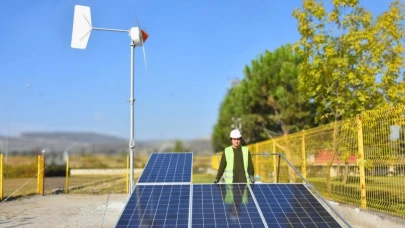 Lise öğrencisi hayalini gerçekleştirdi: Deprem bölgesindeki okul enerjiye kavuştu