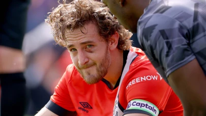 Futbolcu Tom Lockyer, maç esnasında kalbi 2 dakika 40 saniye durduktan sonra sahalara geri döndü!