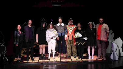 Merkezefendi Kent Tiyatrosu "Piyonlar" Oyunuyla Yeni Sezona Başladı