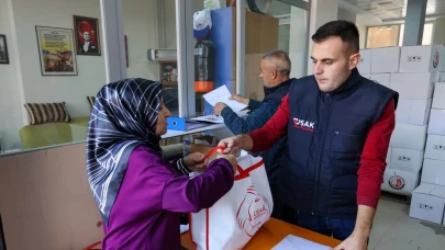 Uşak Belediyesi sosyal yardımlarla her haneye ulaşmaya devam ediyor