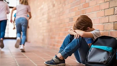 Yaşıtlar Arası Taciz Nedir? Belirtileri, Çeşitleri ve Ailelere Öneriler