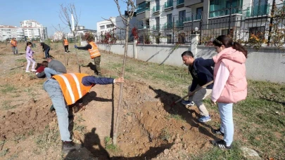 Cumhuriyet Mahallesi'nde Yeşil Alan Genişliyor: Yeni Ağaçlar Dikildi!