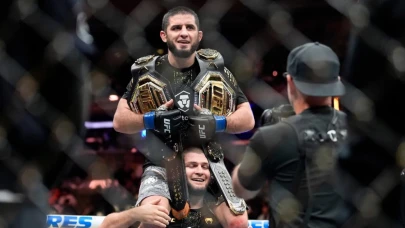 Dağıstanlı yıldız İslam Makhachev çifte şampiyon! UFC tarihinin en uzun galibiyet serisini yakaladı