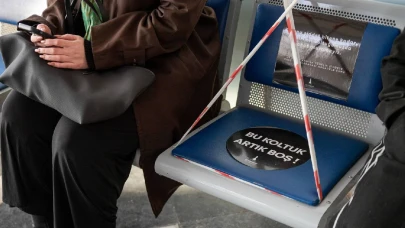 İzmir'de Boş Koltuklarla Dolu Anlamlı 25 Kasım Mesajı