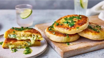 Patates ve kaşarın eşsiz uyumunu taşıyan lezzetli bir tarif: Patatesli Kaşarlı Bazlama Yapımı!