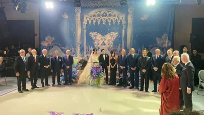 Sevigen ve Yıldız Çifti, Çırağan Sarayı'nda Düzenlenen Düğün Töreninde Siyasetin Zıt Kutupları Buluştu