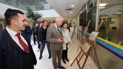 Ünlü ressam Akan Ural, yeni resim sergisini Karamürsel'de ziyaretçilerle buluşturdu