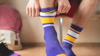 Çoraplardaki mikroplar 3 ay boyunca canlı kalabiliyor: Ev eşyalarına yayılıyor