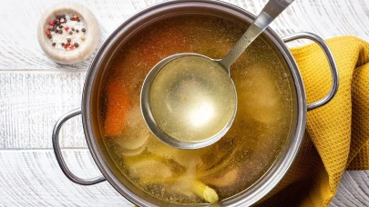Beslenme uzmanlarına göre et suyu mu yoksa tavuk suyu mu daha faydalı? Meğer kolajen deposu besinler arasında bulunuyor!