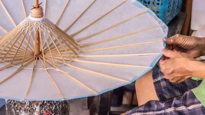 Atılması düşünülen kırık şemsiyeler çiçekler için yeni bir yaşam alanı olabilir!