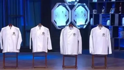 MasterChef'in bu akşam yayınlanan bölümünde ikinci ceketin sahibi sonunda belli oldu! Heyecan dolu yarışmada kimin kazandığını öğrenmek için hemen detaylara göz atın!
