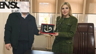 Filografi Hocası Abdülhamit Kurtuluş’tan Müdür Yardımcısı Selen Kurt’a Anlamlı Hediye