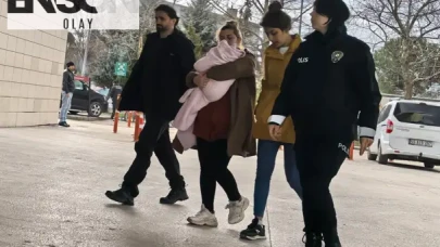 Biri kucağında bebek, 2 hırsızlık şüphelisi girdikleri dairede yakalandı