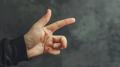 Çomak Parmak Nedir? Belirtileri, Nedenleri ve Tedavisi