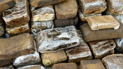 Almanya'da bir aracın gizli bölmelerinde saklı 800 bin euro değerinde esrar ele geçirildi