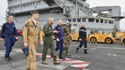 Uçak gemisi "Charles de Gaulle" Ege Denizi’ne demirledi