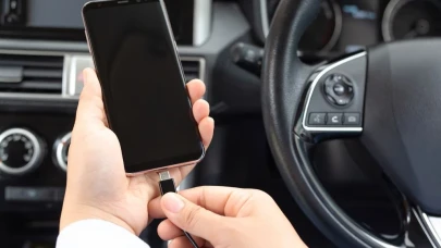 Parmak izi sorununa son! Telefon ekranlarını cam gibi temizleyen mucizevi doğal yöntem keşfedildi