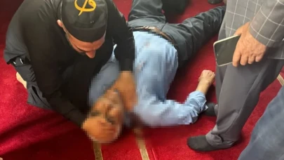 Camide namaz kılarken bıçaklandı!