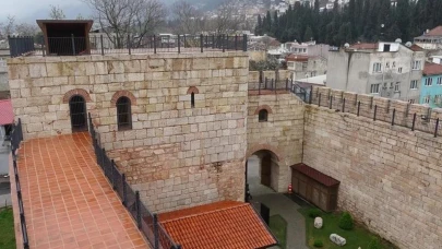Eskiden korkudan kapısından geçmezlerdi, şimdi görmek için sıraya giriyorlar