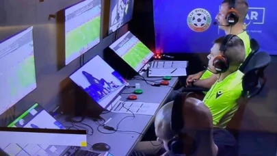 VAR odası bahis oynarken yakalandı! Skandal görüntü...