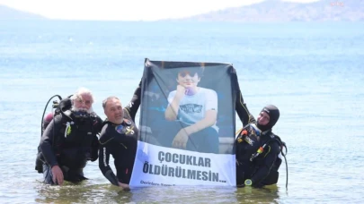 Dalgıçlar su altından Mattia Ahmet Minguzzi'nin fotoğrafıyla mesaj verdi: 'Çocuklar öldürülmesin'
