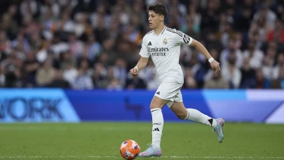 Real Madrid kafilesi Arsenal maçı için İngiltere'ye gitti! Arda Güler'in yanındaki isim dikkat çekti