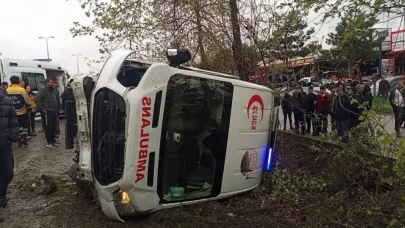Zonguldak'ta ortalık savaş alınan döndü! Ambulans ile otomobil çarpıştı: Çok sayıda yaralı var!