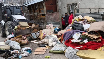 Kötü koku yayılan evden 10 ton çöp çıktı