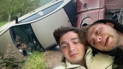 Kazada yan yatan otomobilde mahsur kalan 2 arkadaş o anları görüntüledi