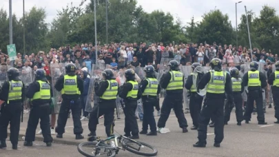Yeni Alman hükümetinin ilk icraatı, sınırları kapamak oldu