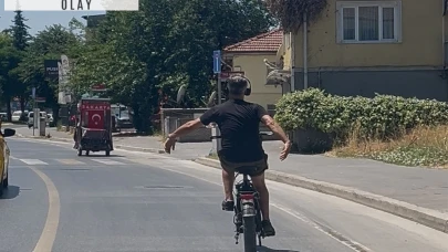 Gidonu bırakıp, dans eden bisikletli kamerada