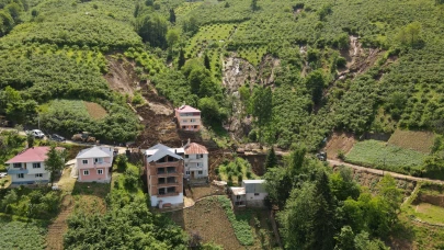 Trabzon'da şiddetli yağışlar heyelana sebep oldu, 3 ev hasar gördü