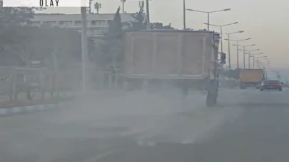 Hafriyat kamyonu trafikte kum saçarak ilerledi