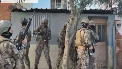 İzmir'de FETÖ operasyonu: 14'ü polis 20 gözaltı