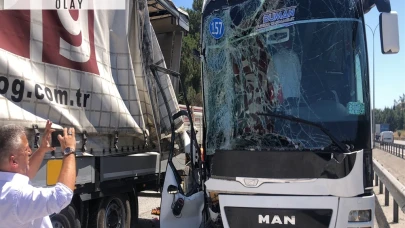 TEM’de TIR ve otobüs çarpıştı; 1’i ağır, 3 yaralı