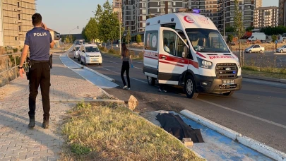 Yön levhası direğine çarpan motosikletin sürücüsü 14 yaşındaki Azra hayatını kaybetti