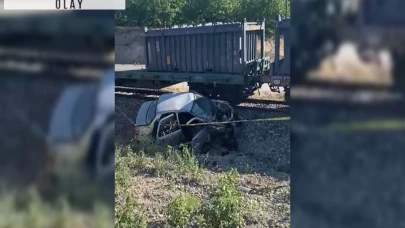 Malatya'da yük treni otomobile çarptı: 5 yaralı