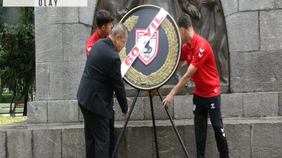 Samsunspor, kuruluşunun 60’ıncı yılında Atatürk Anıtı’na çelenk bıraktı