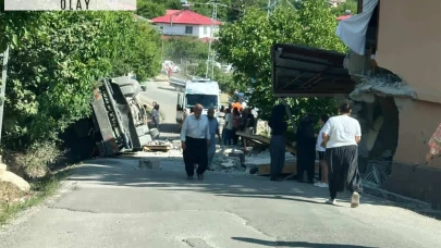 Eve çarpıp devrilen kamyonun sürücüsü öldü