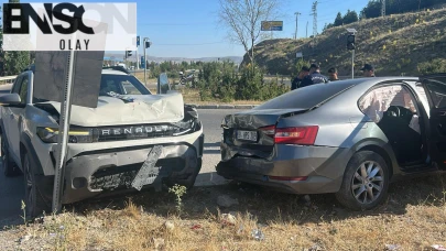 Sivas'ta iki otomobilin çarpıştığı kazada 5 kişi yaralandı