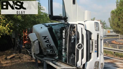 Anadolu Otoyolu'nda feci kaza! Tır devrildi