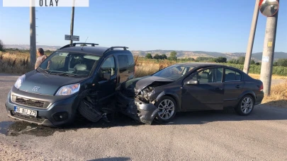 Otomobil ile hafif ticari araç çarpıştı: 1’i çocuk 2 yaralı