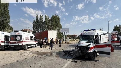 Ankara'da ambulans ile TIR çarpıştı! Yaralılar var