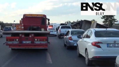 Lastiği patlayan TIR, karşı şeride geçip TIR ile çarpıştı: 1 ölü, 1 yaralı