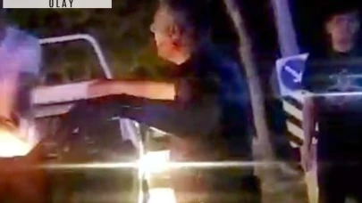 Park halindeki araca çarptı; bıçağını alan polislere direndi